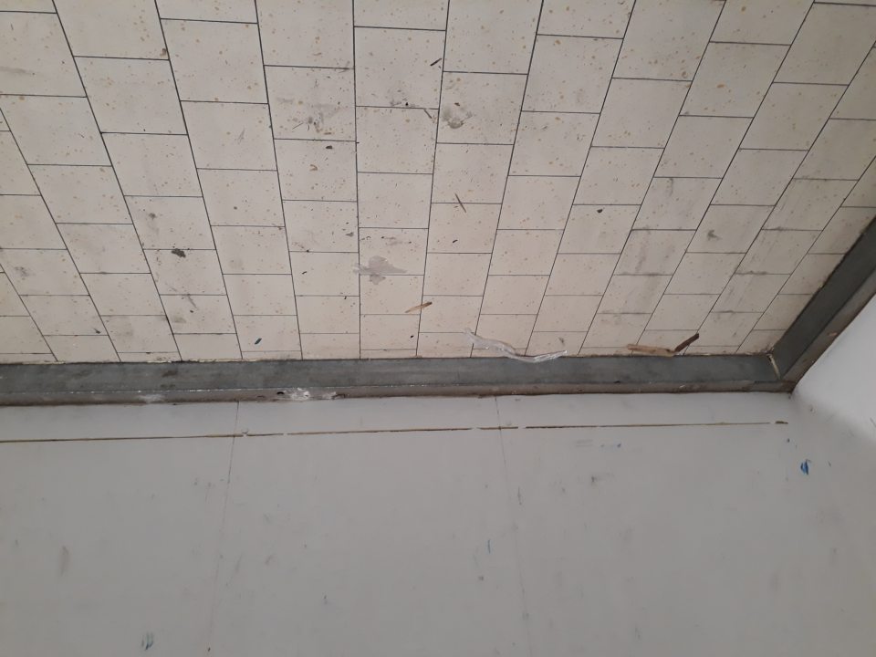 Podlaha v skladovom priestore je znečistená.