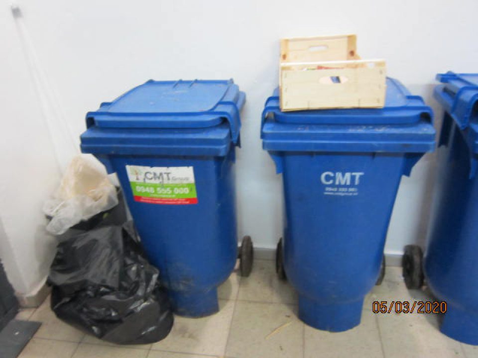 Kontajnery na bývalé potraviny boli uložené priamo v suchom sklade. 