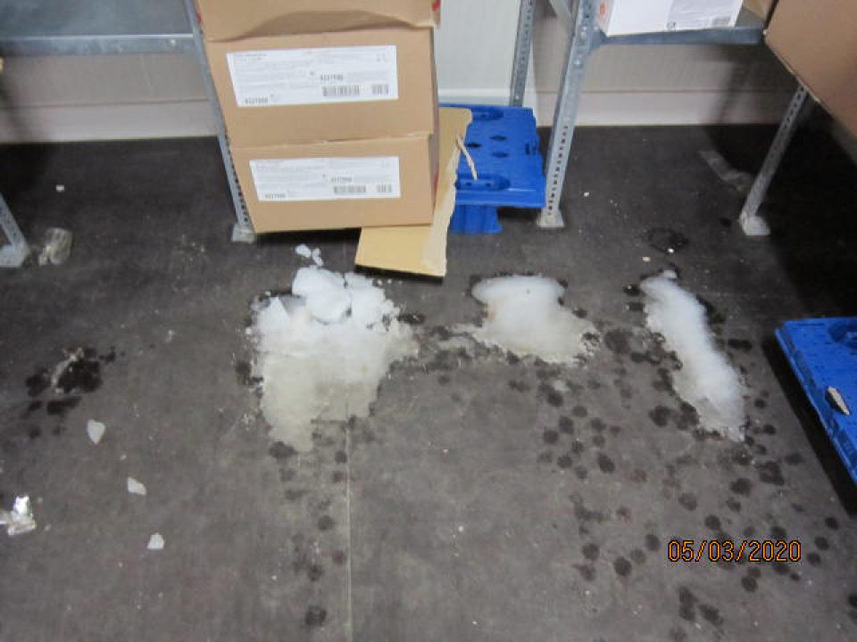 V mraziacom boxe bola na podlahe námraza