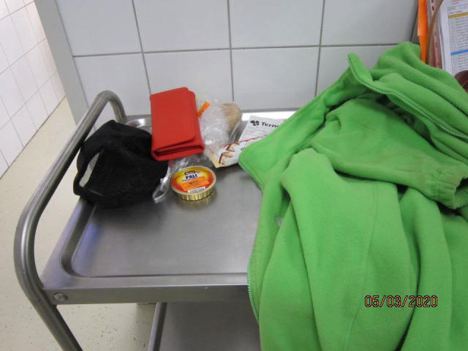 Osobné predmety na manipulačnom stole pre lahôdkarské výrobky