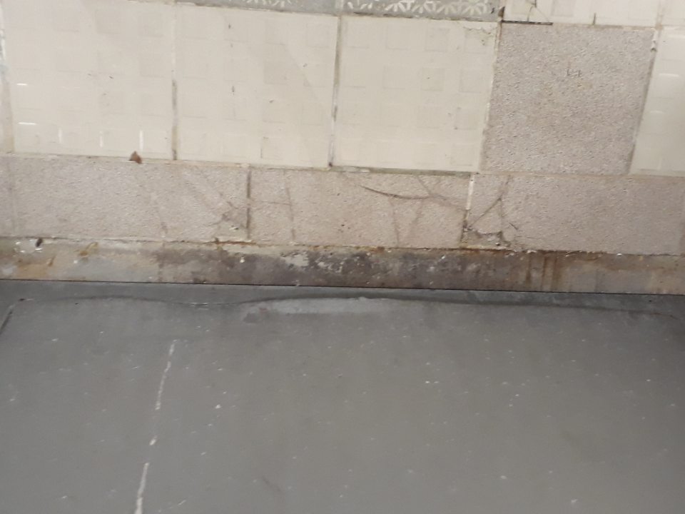Poškodená dlažba