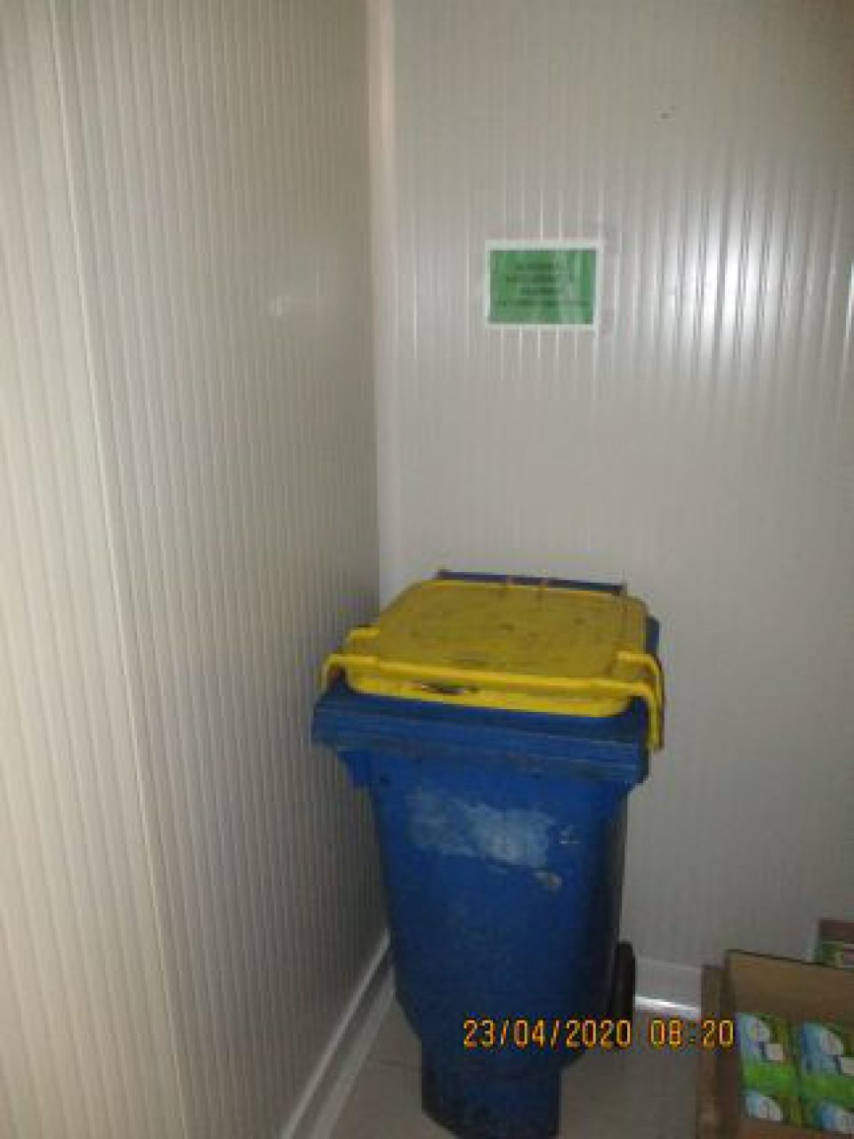 Kafilerická nádoba umiestnená v chladiacom boxe na mkliečne výrobky.