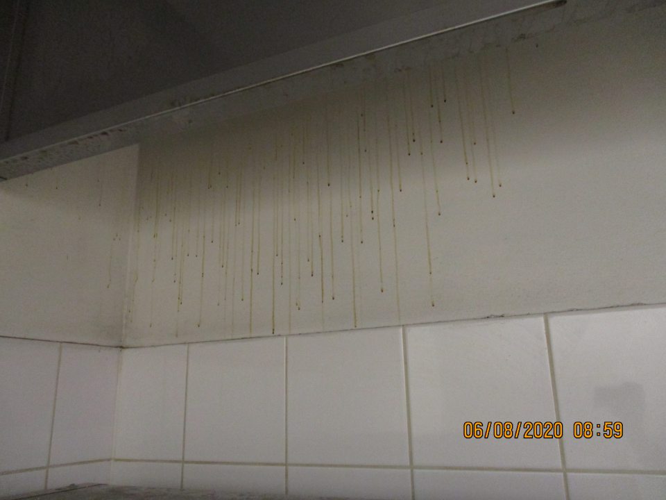 Poškodená stena pri digestore (zatečená výparmi).