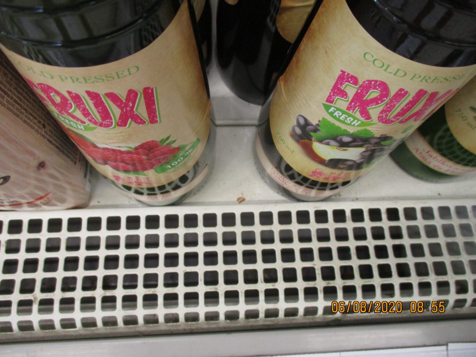 Znečistený priestor pod mrežou v chladničke. 