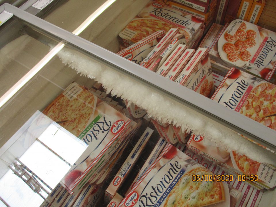 Námraza v mrazničke s poškodeným tesnením. 