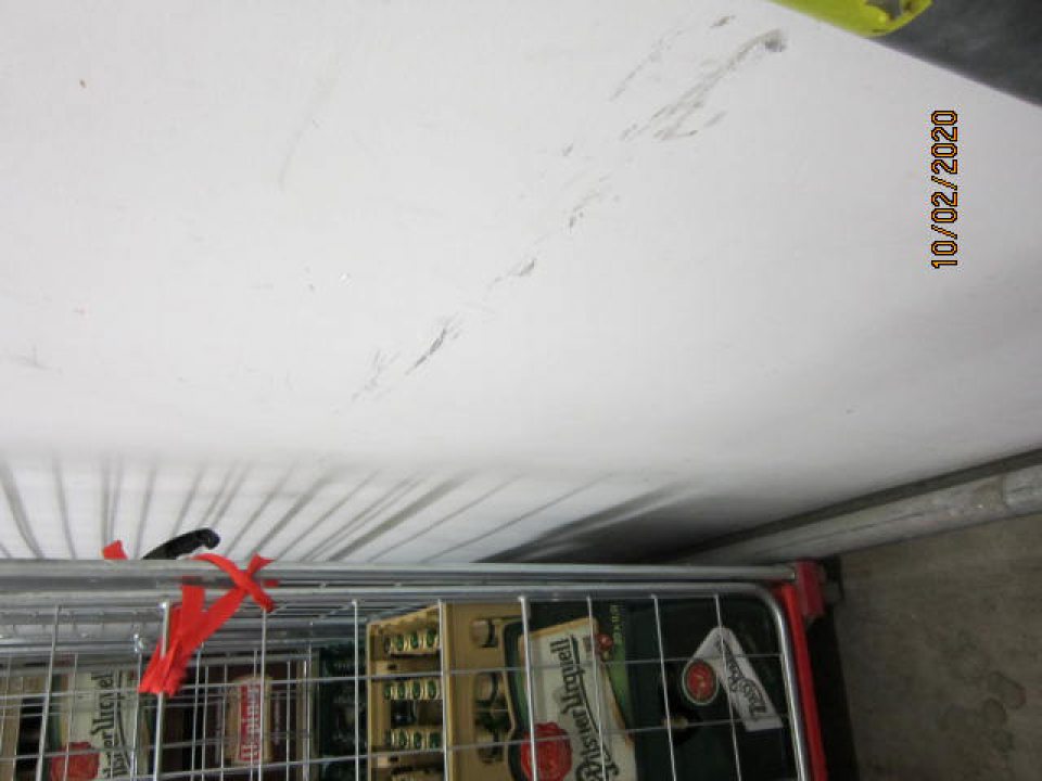 Stena v zázemí je poškodená a opotrebovaná.