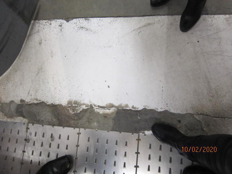 Podlaha pri vstupe do zázemia z predajne je poškodená.