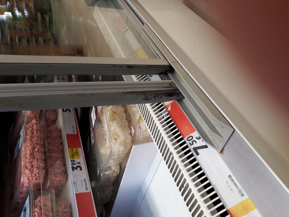 Chladiaca vitrína má opotrebené tesnenie.