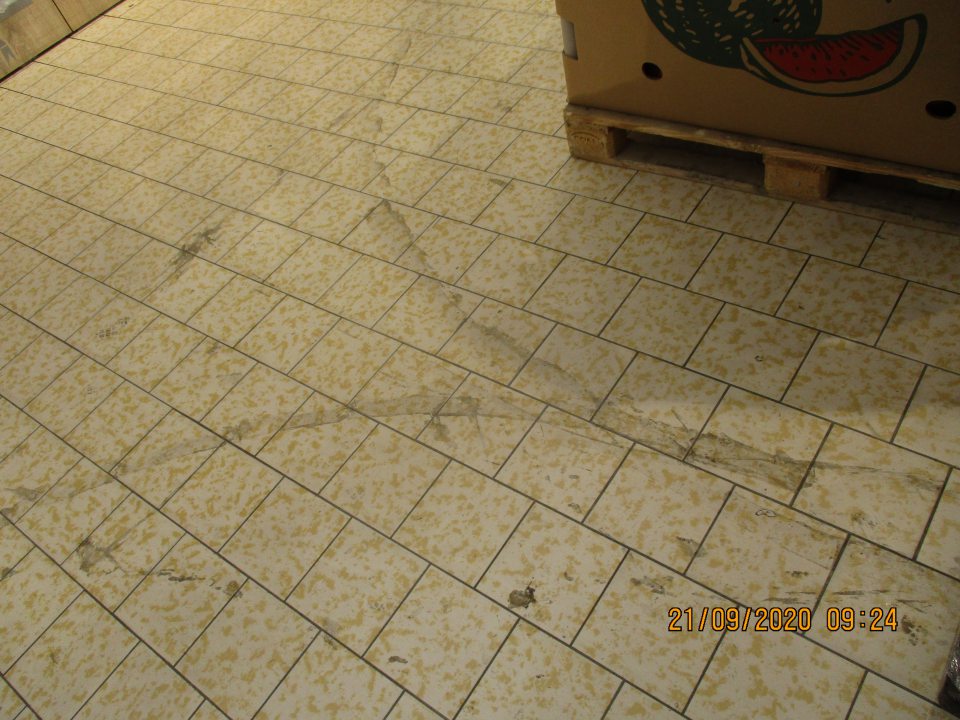 Znečistená podlaha na úseku ovocia a zeleniny. 