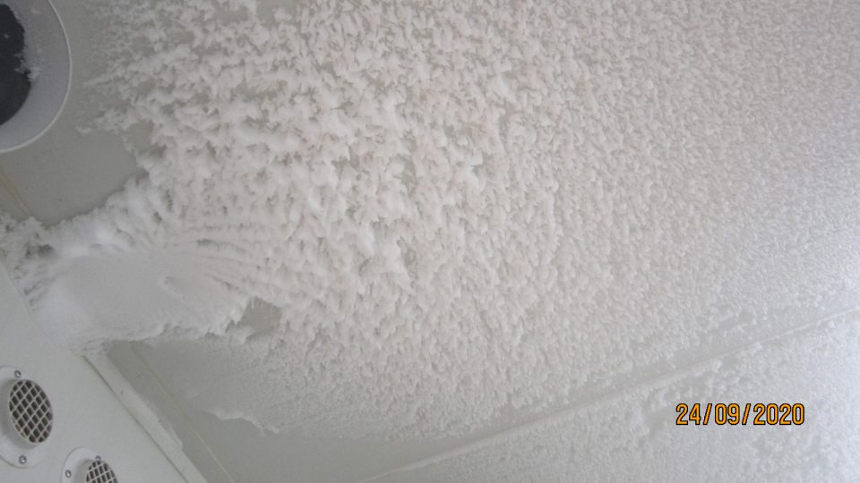 Namrazený strop v mraziacom boxe pre suroviny na dopek