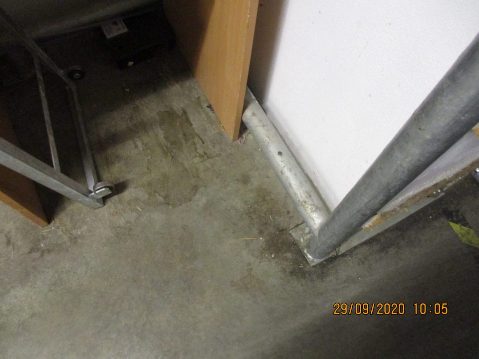 Znečistené podlahy v rohoch. 