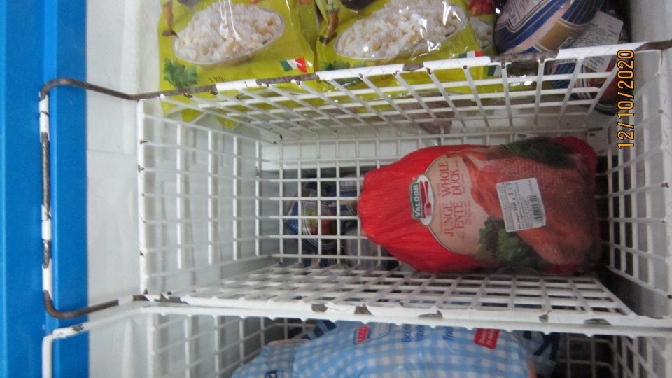 Poškodené košíky v mrazničke na mäsové výrobky