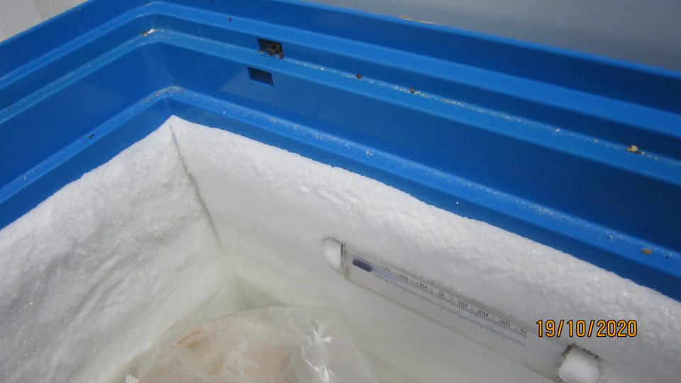 Mraznička na suroviny na dopek pekárskych výrobkov mala hrubú vrstvu námrazy
