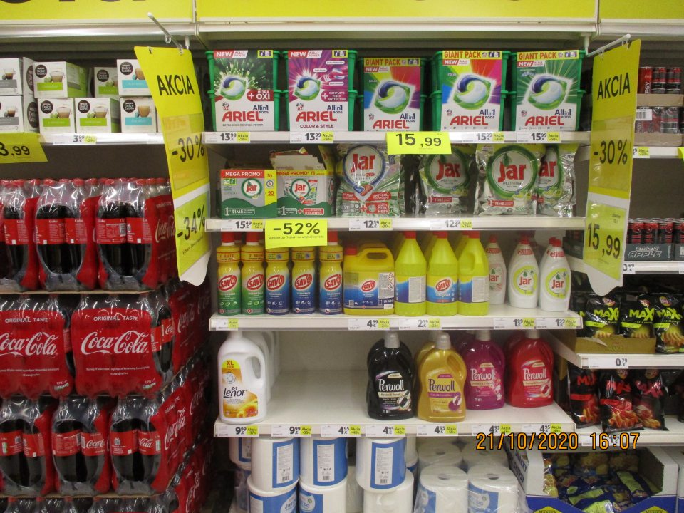 Regál s čistiacimi prostriedkami vsunutý medzi regále s potravinami. 