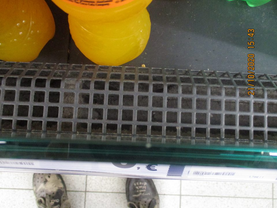 Priestor pod mrežou v chladničke na bagety bolznečistený.