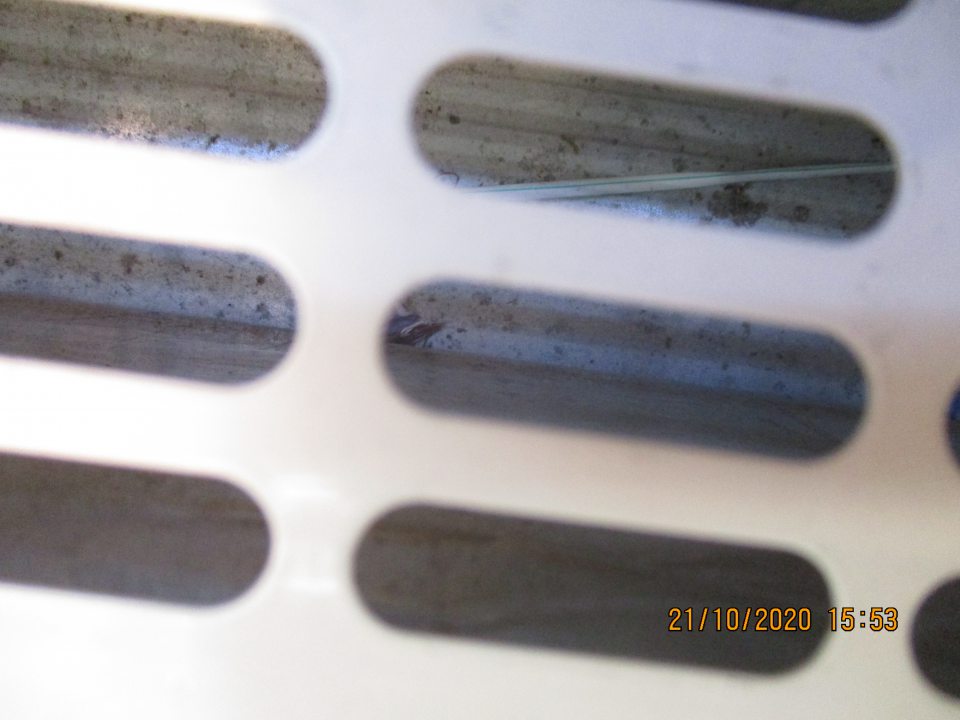 priestor pod mrežou v chladničke na nealko nápoje bol znečistený. 