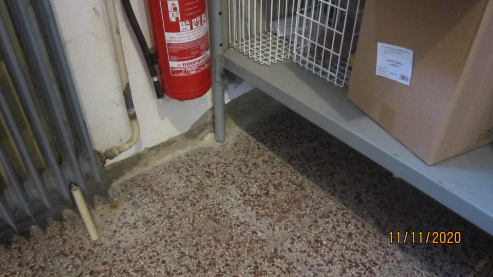 V celej prevádzke boli poškodené , rozpadavé omietky na stenách