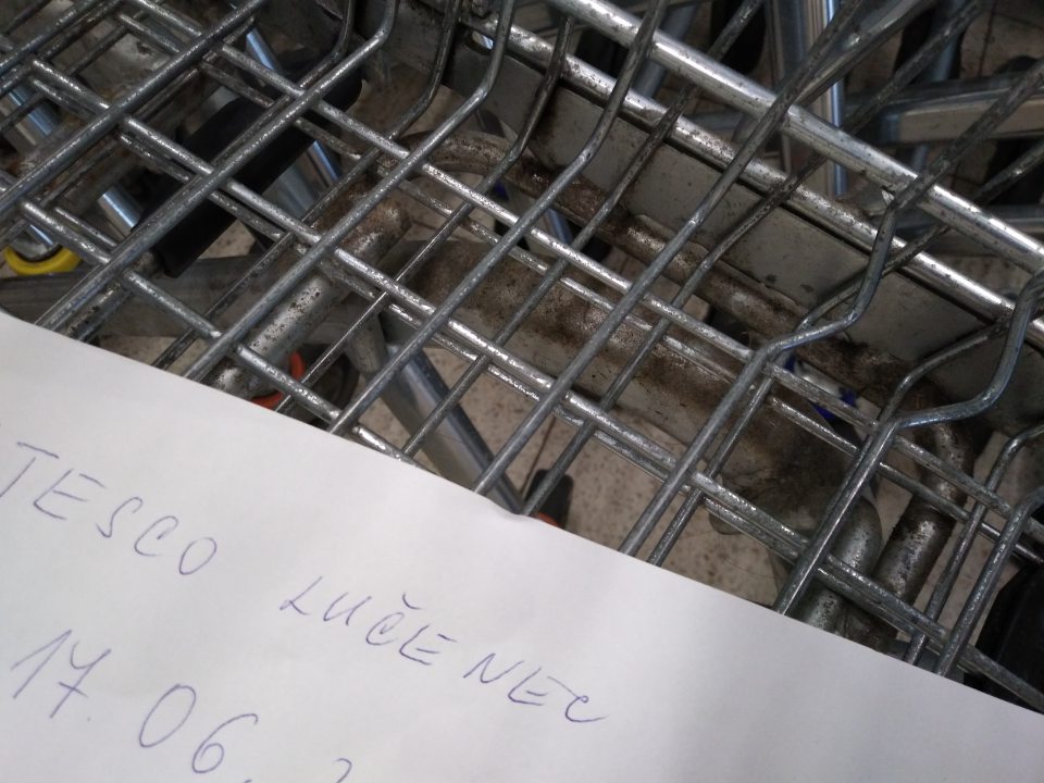 špinavý vozík na prepravu potravín pre zákazníkov