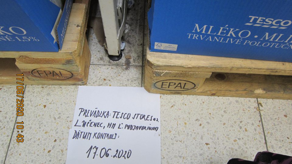 špinavá podlaha v blízkosti baleného trvanlivého mlieka   