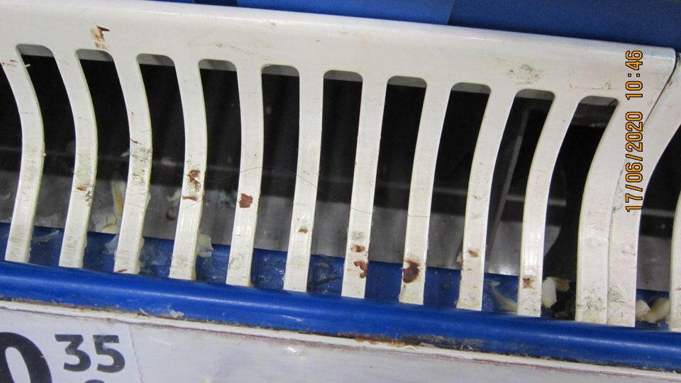 špinavá plocha pod mriežkami v blízkosti mliečnych výrobkov