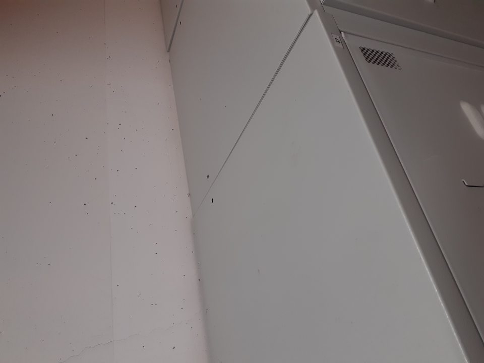 Súvislá vrstva prachu na skrinkách v ženských šatniach