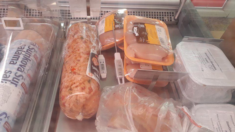 nedodržané teploty skladovania mäkkých mäsových výrobkov a kuracieho mäsa pri predaji
