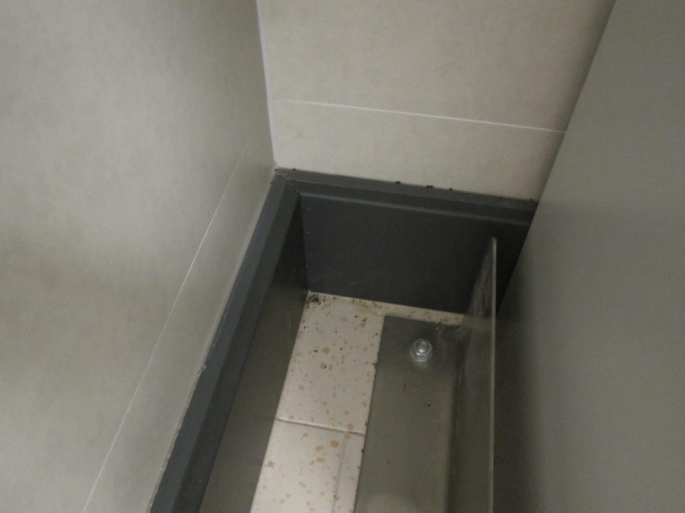 Trus hlodavcov v rohu miestnosti a ochrannej lište steny.