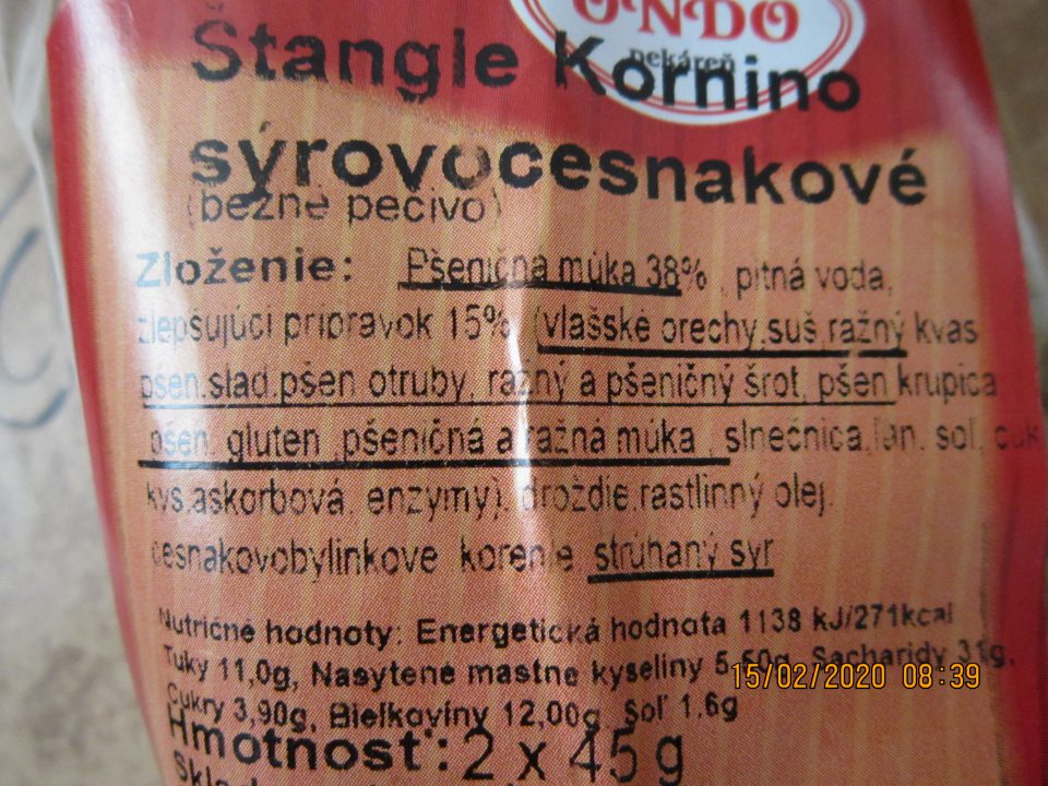 Nedostatok v označení výrobku: Štangle Kornino sýrovocesnakové, bežné pečivo, 2x45 g- v zozname zložiek nie je uvedené percentuálne množstvo syra a cesnaku, ktoré sa vyskytujú v názve výrobku.