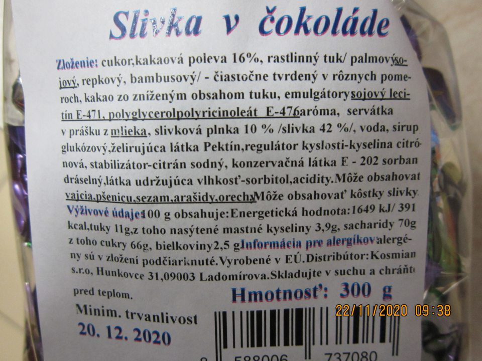 Nedostatky v označení výrobku: „Slivka v čokoláde“ - na etikete výrobku v zložení je vyznačená zložka polyglycerolpolyricinoleát E-476 bez presného odkazu na názov látky alebo výrobku spôsobujúceho alergiu alebo neznášanlivosť a tiež je nesprávny spôsob uvedenia dátumu minimálnej trvanlivosti. Na výrobku  uvedené: „Minim. trvanlivost  20.12.2020“, správne má byť: „Minimálna trvanlivosť do: 20.12.2020“.