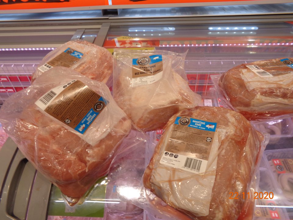 „Bravčové karé bez kosti - v celku, bravčové mäso čerstvé - vákuovo balené“ - narušené originálne vákuové balenie s vytekajúcou tekutinou.