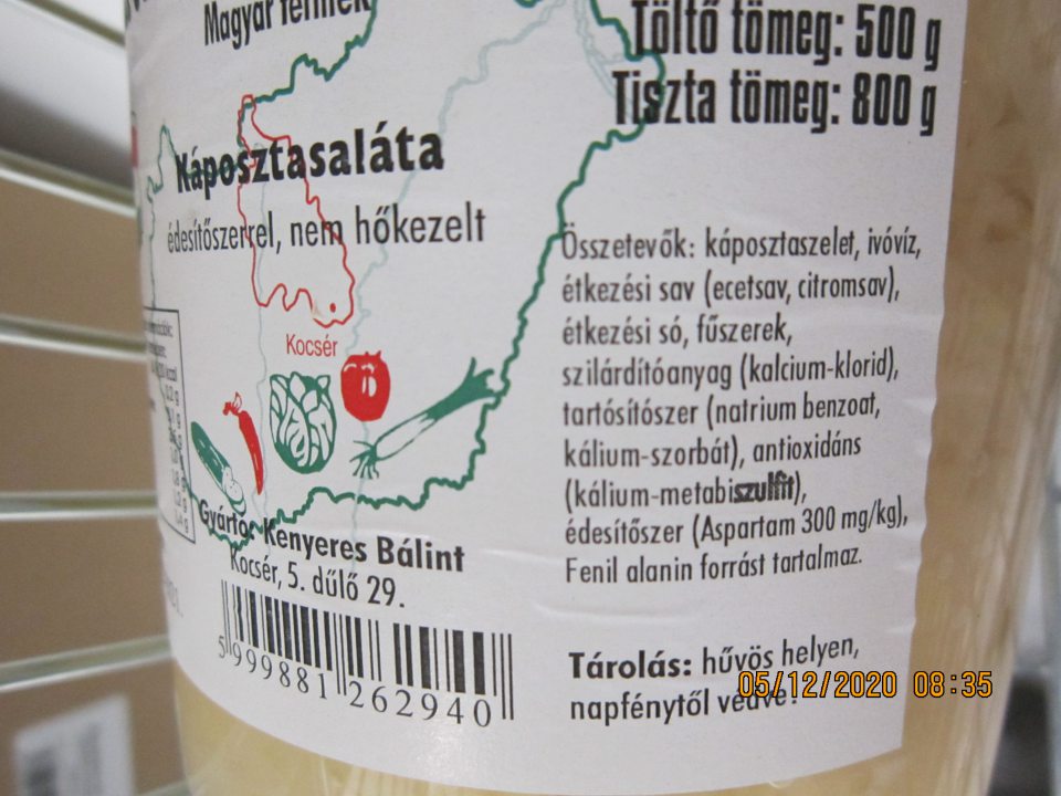 Kapustový šalát so sladidlom tepelne neupravené, hmotnosť 800 g - v zozname zložiek výrobku na etikete s údajmi v slovenskom jazyku nie je uvedená zložka sladidlo: aspartám 300 mg/kg a antioxidant: kálium–metabiszulfit, ktorý je zvýraznený na etikete s údajmi v maďarskom jazyku tučným písmom ako alergén. 