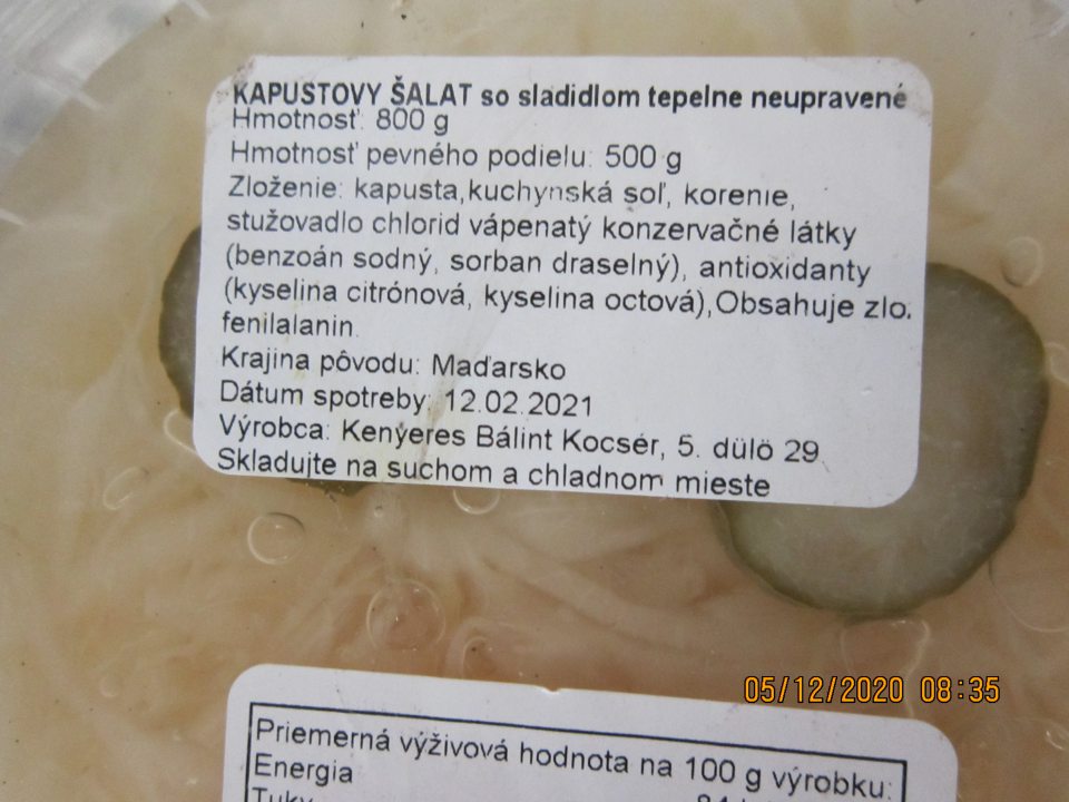 Kapustový šalát so sladidlom tepelne neupravené, hmotnosť 800 g - v zozname zložiek výrobku na etikete s údajmi v slovenskom jazyku nie je uvedená zložka sladidlo: aspartám 300 mg/kg a antioxidant: kálium–metabiszulfit, ktorý je zvýraznený na etikete s údajmi v maďarskom jazyku tučným písmom ako alergén. Údaj „Dátum spotreby: ...“ nie je na etikete uvedený správne, správne má byť uvedené „Spotrebujte do: ...“.