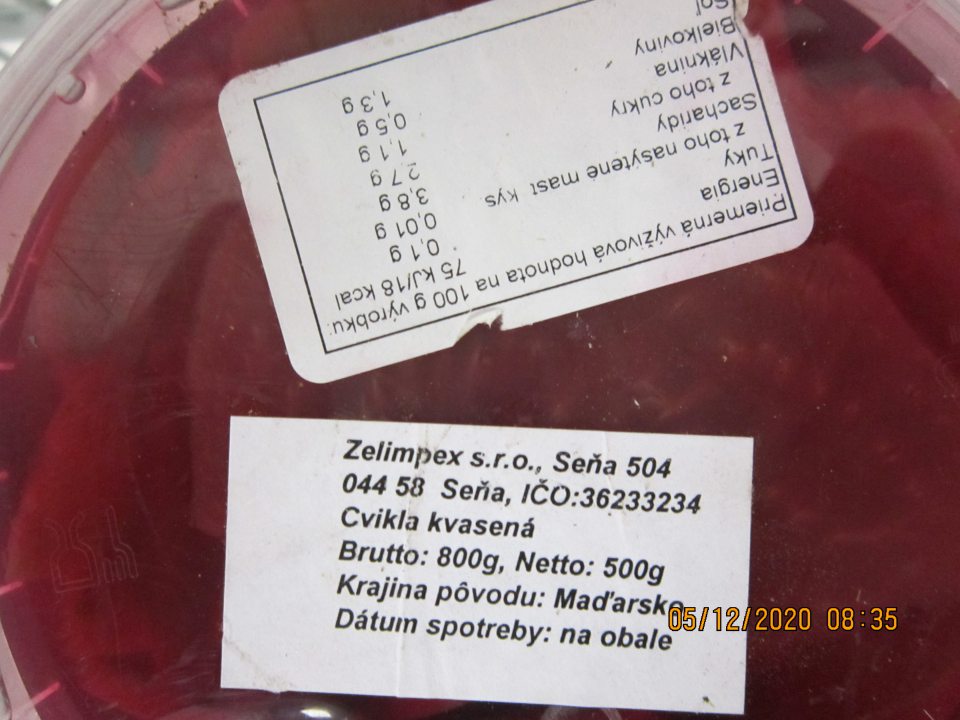 Cvikla kvasená, hmotnosť 800 g - na etikete výrobku nie je uvedené zloženie výrobku  a podmienky skladovania v slovenskom jazyku a nie je uvedený správne údaj „Dátum spotreby: ......“, správne má byť uvedené „Spotrebujte do: .....“.