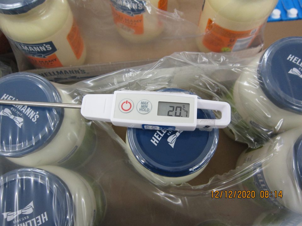 Nedodržanie teploty a doby vystavovania pri predaji deklarovanej distribútorom: Majonézy a tatárska omáčka uchovávané na predajnej ploche pri teplote +20,7°C, t. j. pri teplote nad +15°C po dobu dlhšiu ako povolených 14 dní.