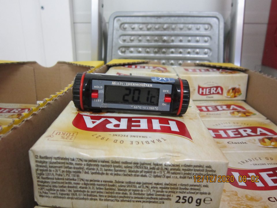 Nedodržanie teploty a doby vystavovania pri predaji deklarovanej distribútorom: Rastlinné tuky Hera uchovávané na predajnej ploche pri teplote +20,1°C, t. j. pri teplote nad +15°C po dobu dlhšiu ako povolených 7 dní.