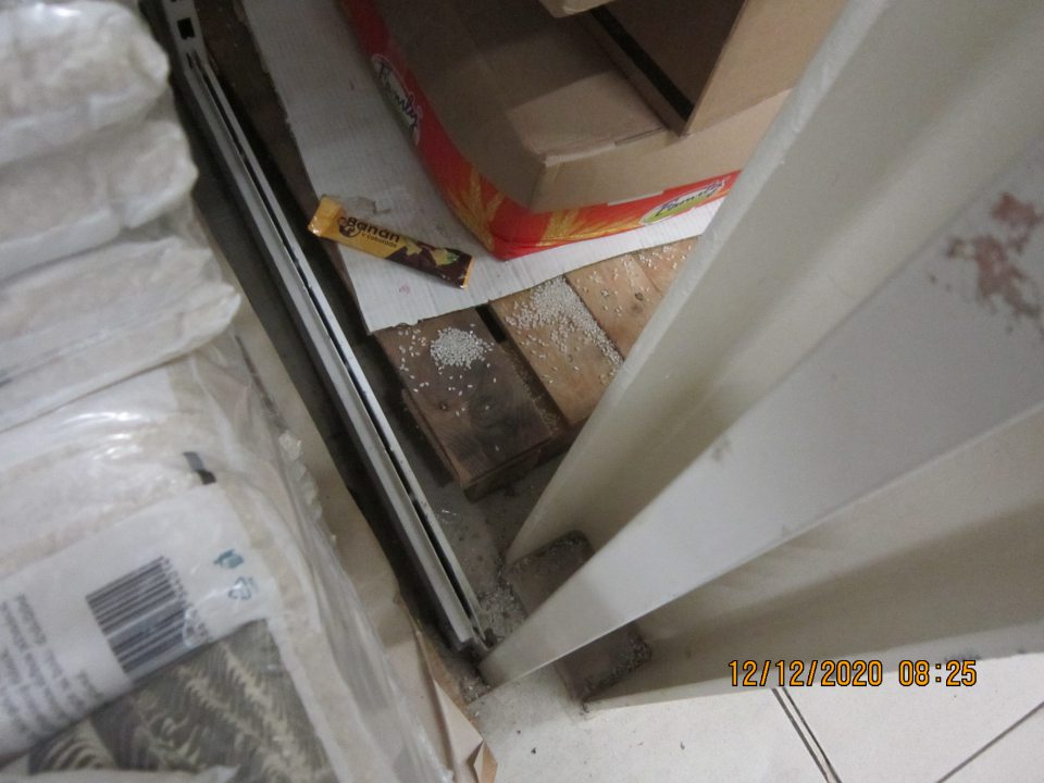 Podlaha a paleta na predajnej ploche znečistená rozsypanou ryžou, nečistotami, prachom.