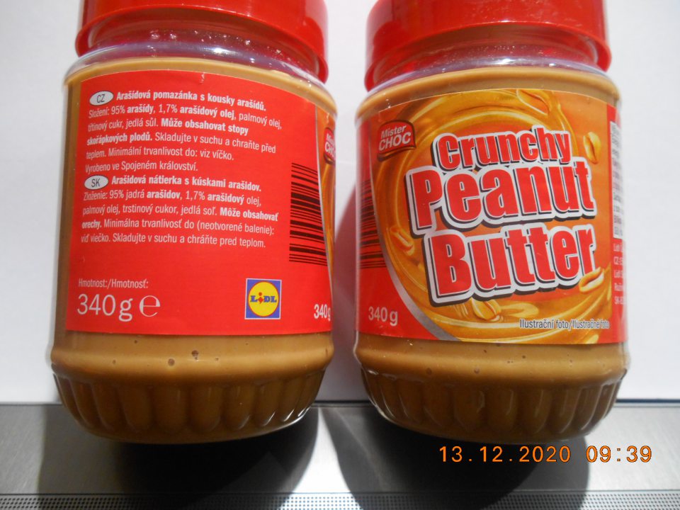 Predaj nesprávne označenej potraviny: „Crunchy Peanut Butter Mister CHOC – Arašidová nátierka s kúskami arašidov 340 g – nesprávny spôsob  uvedenia dátumu minimálnej trvanlivosti. Na etikete  uvedené „Minimálna trvanlivosť do (neotvorené balenie) viď viečko: 02.2021“, správne má byť: „Minimálna trvanlivosť do konca: 02.2021“.