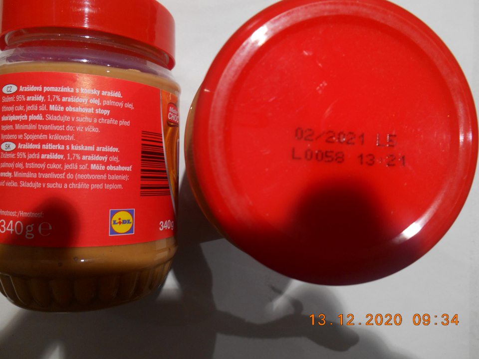 Predaj nesprávne označenej potraviny: „Crunchy Peanut Butter Mister CHOC – Arašidová nátierka s kúskami arašidov 340 g – nesprávny spôsob  uvedenia dátumu minimálnej trvanlivosti. Na etikete  uvedené „Minimálna trvanlivosť do (neotvorené balenie) viď viečko: 02.2021“, správne má byť: „Minimálna trvanlivosť do konca: 02.2021“.