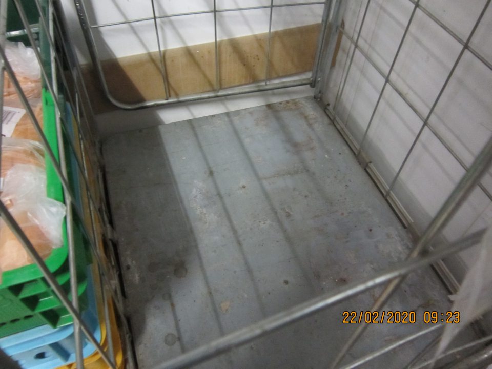 Spodná časť úložnej plochy manipulačnej klietky znečistená a skorodovaná.