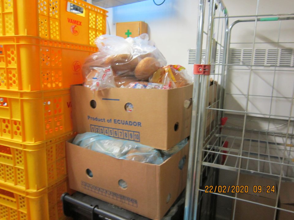 V manipulačnej chodbe v zázemí v papierových krabiciach uložený chlieb po uplynutí DMT- neoznačený ako nepredajný tovar.