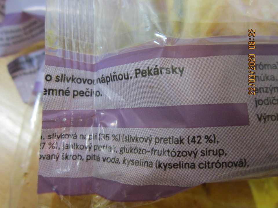 Nedostatok v označení výrobku: TESCO Buchtičky so slivkovo - lekvárovou náplňou, 360 g - na obale nie sú dostupné úplné informácie o zložení výrobku.