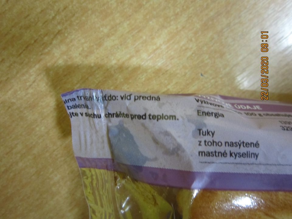 Nedostatok v označení výrobku: TESCO Buchtičky so slivkovo - lekvárovou náplňou, 360 g - na obale nie sú dostupné úplné informácie - odkaz na údaj o dátume minimálnej trvanlivosti a údaj o podmienkach skladovania.