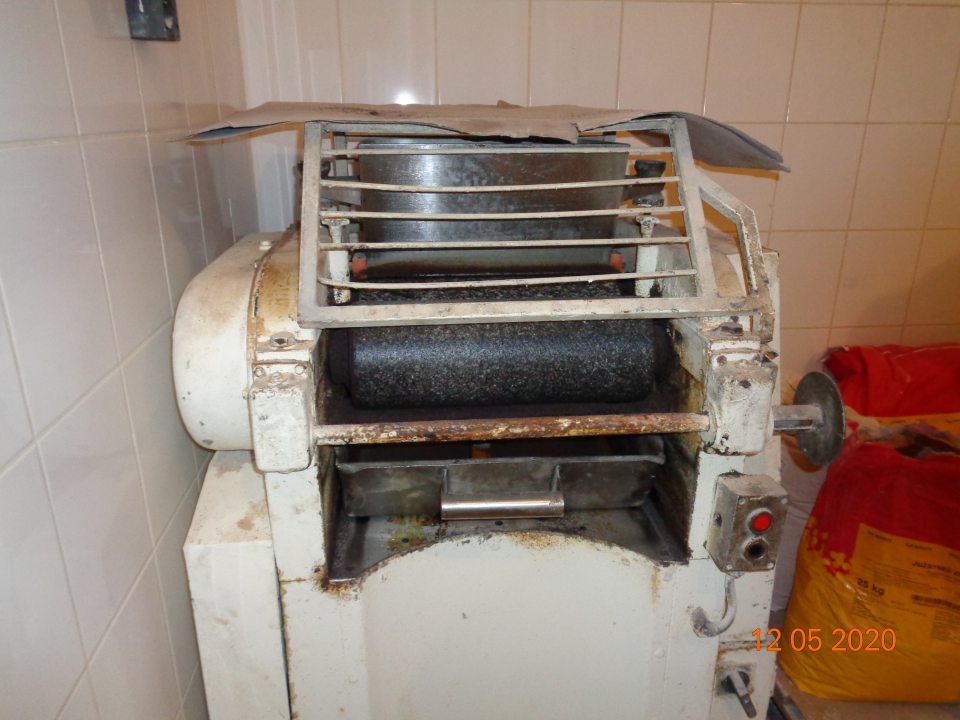 Opotrebovaný hygienický náter na mlynčeku na mak.