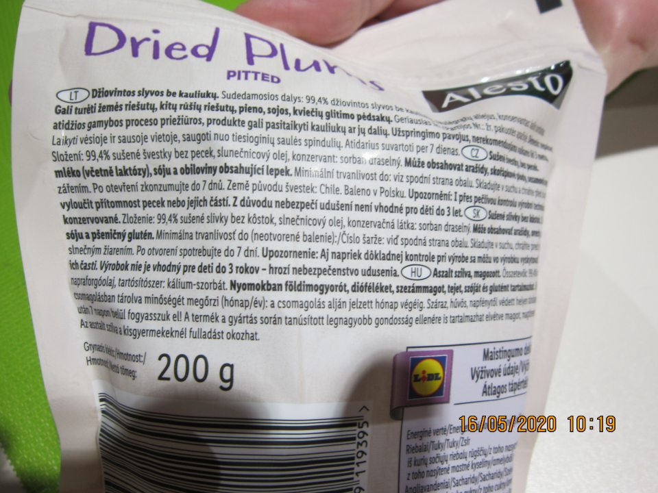 Predaj nesprávne označenej potraviny: „Sušené slivky bez kôstok“ – nesprávny spôsob  uvedenia dátumu minimálnej trvanlivosti. Na výrobku uvedené: „Minimálna trvanlivosť do: 03.2021“, správne má byť: „Minimálna trvanlivosť do konca: 03.2021“.