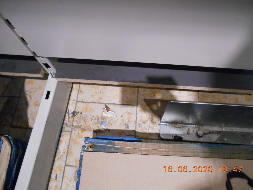 Na predajnej ploche pod paletami na uloženie potravinového tovaru podlaha znečistená prachom, nečistotami a kúskami papiera.