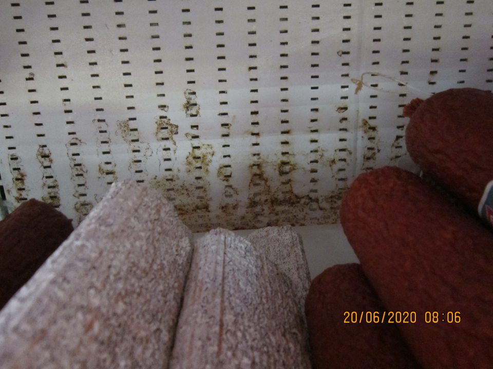 Na predajnej ploche v chladiarenskej vitríne pre mäsové výrobky na jej zadnej strane výskyt špiny, mastnoty a hrdze.