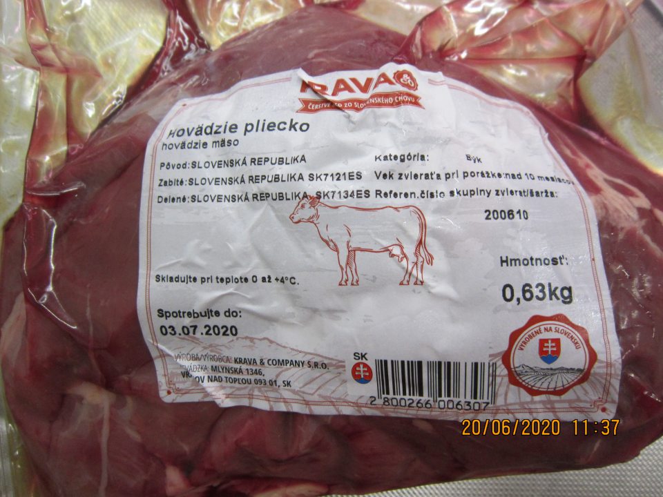 Balené hovädzie mäso  „Hovädzie pliecko“, spotrebujte do: 03.07.2020, šarža 200610, výrobca: Krava & Company s.r.o., prevádzka: Mlynská 1346, Vranov nad Topľou 093 01 – na etikete neuvedená identifikačná značka schválenej prevádzkarne.