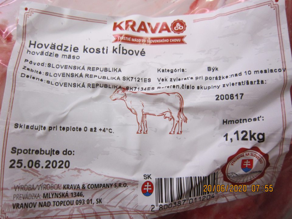Balené hovädzie mäso  „Hovädzie kosti kĺbové“, spotrebujte do: 25.06.2020, šarža 200617, výrobca: Krava & Company s.r.o., prevádzka: Mlynská 1346, Vranov nad Topľou 093 01  – na etikete neuvedená identifikačná značka schválenej prevádzkarne.