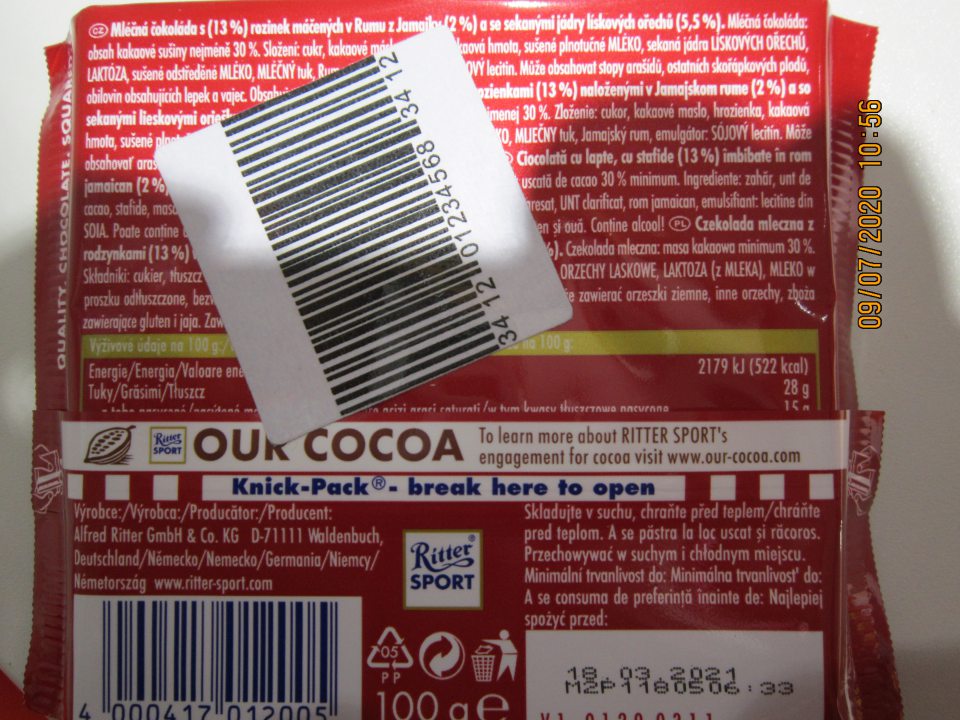 Rum raisins hazelnuts, 100 g – mliečna čokoláda s hrozienkami naloženými v jamajskom rume od výrobcu: Alfred Ritter GmbH Co KGD, 71111 Waldenbuch, Nemecko – zoznam zložiek prekrytý etiketou s čiarovým kódom.