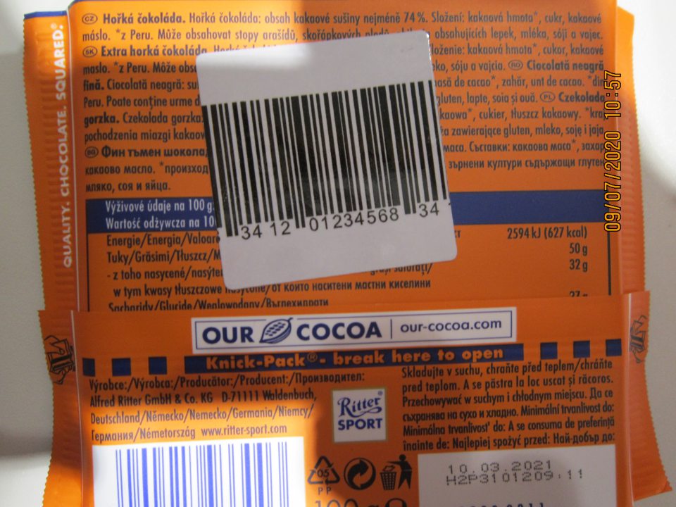 Cocoa selection 74% cocoa, 100 g – horká čokoláda  od výrobcu: Alfred Ritter GmbH Co KGD, 71111 Waldenbuch, Nemecko – zoznam zložiek prekrytý etiketou s čiarovým kódom.